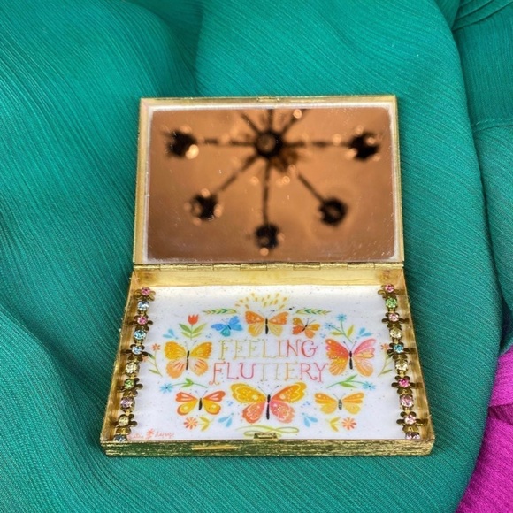 Unique Makeup Compact - Picture 5 of 5